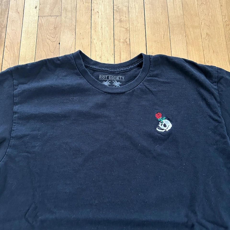 Рубашка мужская Riot Society с черепом и розами L черная с вышитым логотипом повседневная футболка - Изображение 2 из 4