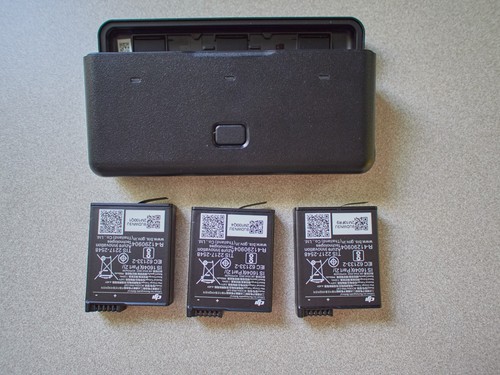 DJI Osmo Action 5 pro Battery Case (AC2CH) + 3 Batteries (BCX204-1950)