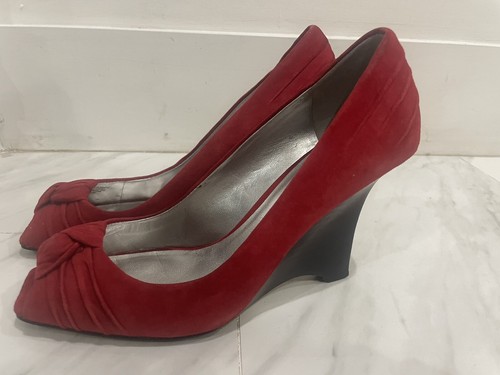 Dark Red Suede Guess Peep-Toe Wedge Heels sz 8.5 - Picture 2 of 7