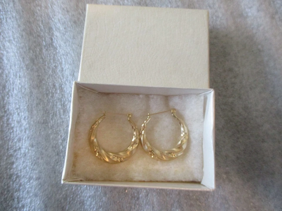 14K YELLOW GOLD HOOP EARRINGS by JACMEL (JCM) - DIAMOND CUT DESIGN - 1.94g - Image 2 of 4