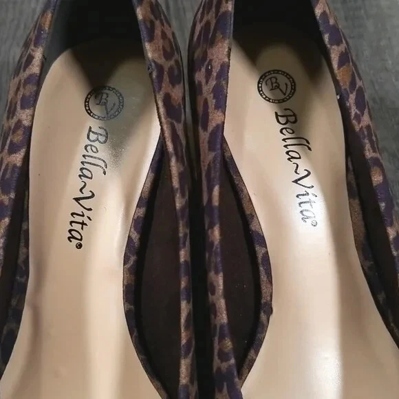 Zapatos de salón Bella Vita de leopardo súper gamuza tacón de gatito talla 8 Foto 4 de 4