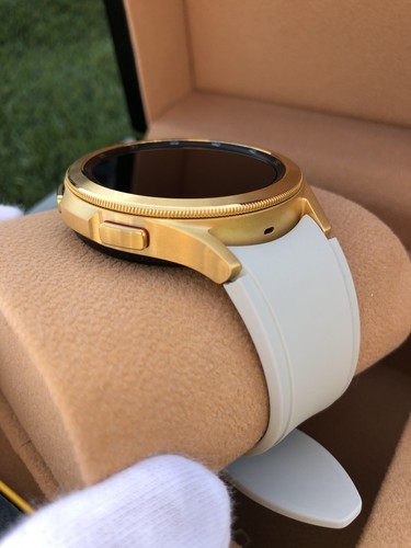 46mm Samsung Galaxy Watch 4 CUSTOM 24k Gold with Gold Bezel Gray Band - 第 3/7 張圖片