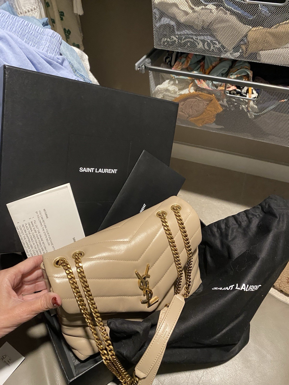 Borsa a tracolla Saint Laurent Loulou piccola in pelle beige scuro trapuntata