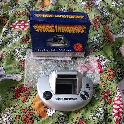 Space Invaders Colour Handheld-Spielkonsole LCD Zeon Tech 