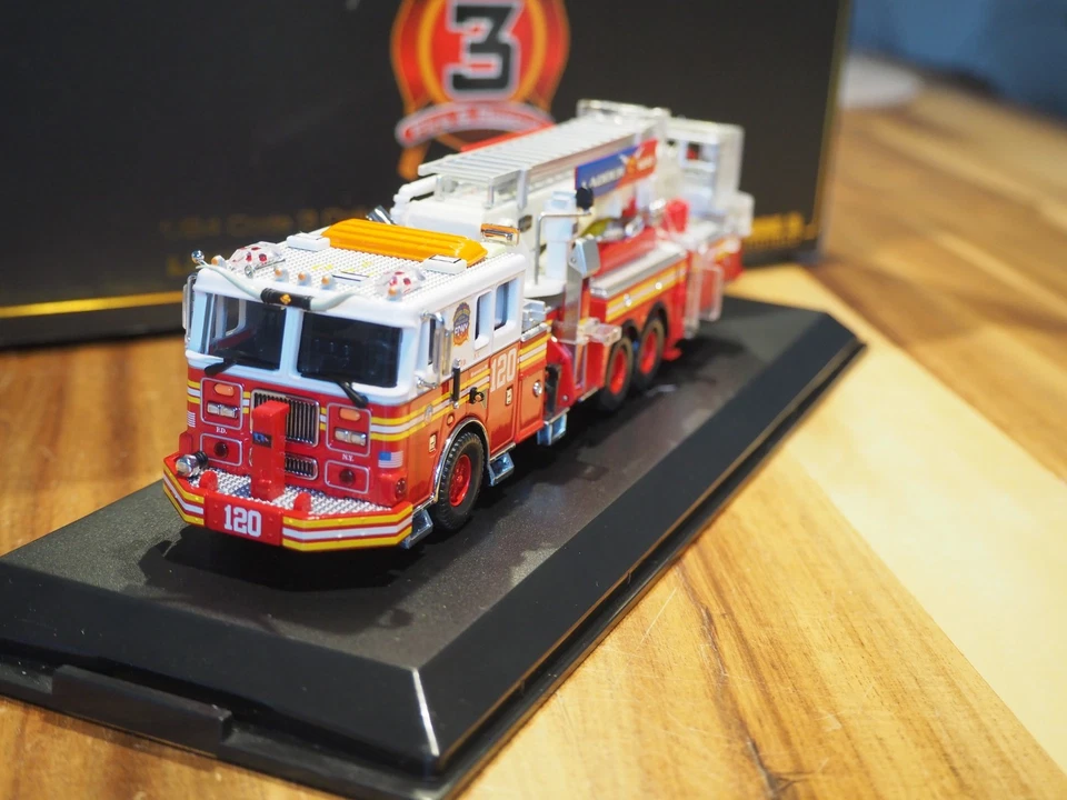 Code 3 FDNY 1:64 Limited Edt. SEAGRAVE E-1 Ladder/Teleskopmast Ladder 120 - Bild 2 von 4