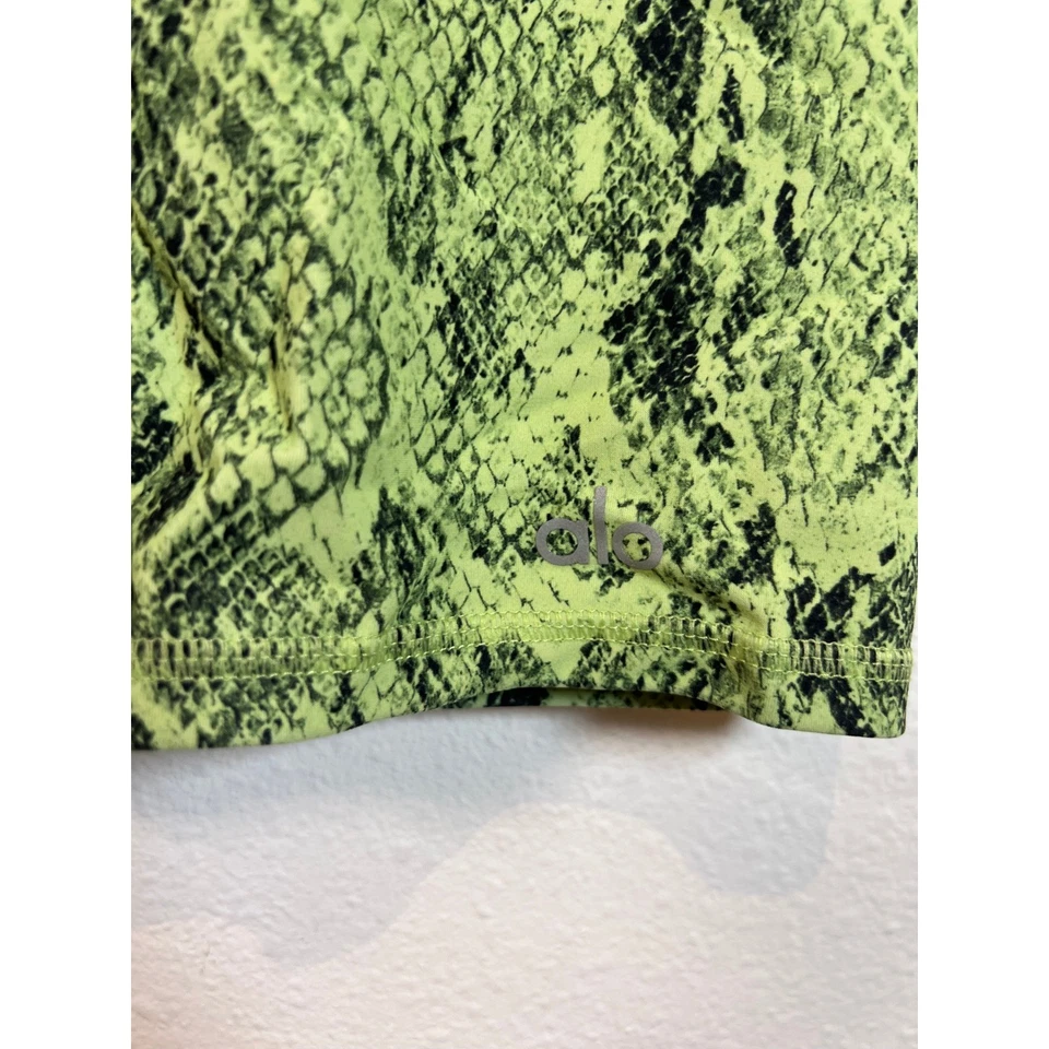 Pantalones Cortos de Motociclista Alo Yoga Cintura Alta Estampado de Serpiente 7.5" Verde Negro Entrenamiento Atletismo Foto 4 de 4