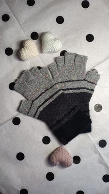 Halbfinger Handschuhe aus feinem Kaschmir. Handgestrickt. Einzelstück - Bild 1 von 4