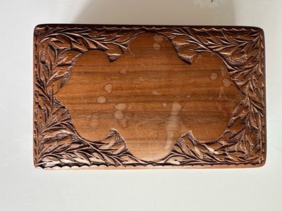 Vintage handgeschnitzte rechteckige Holz Schmuckschatulle Blattschnitzereien auf Deckel & Rand