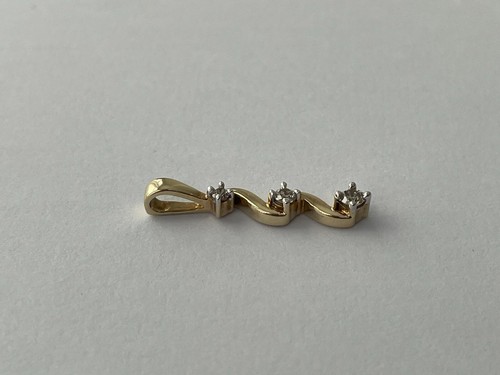 0.15ct Diamond Pendant 9ct Gold Diamond Trilogy Pendant - Picture 8 of 16