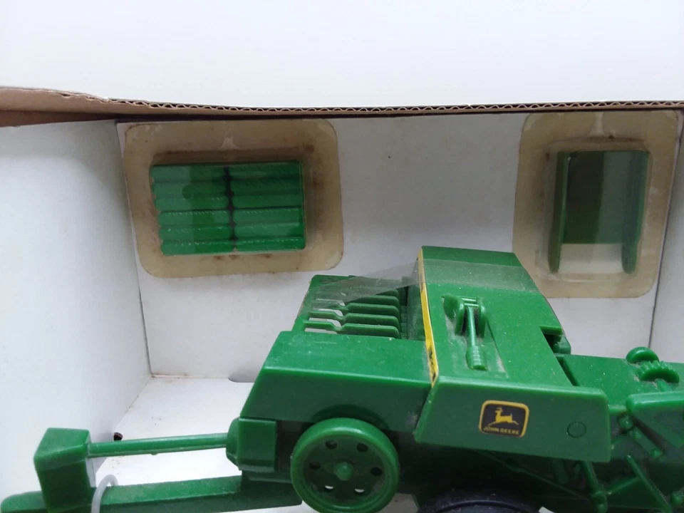 Ertl John Deere  Hay Baler  1/32 NIB # 5639 - Image 2 of 4