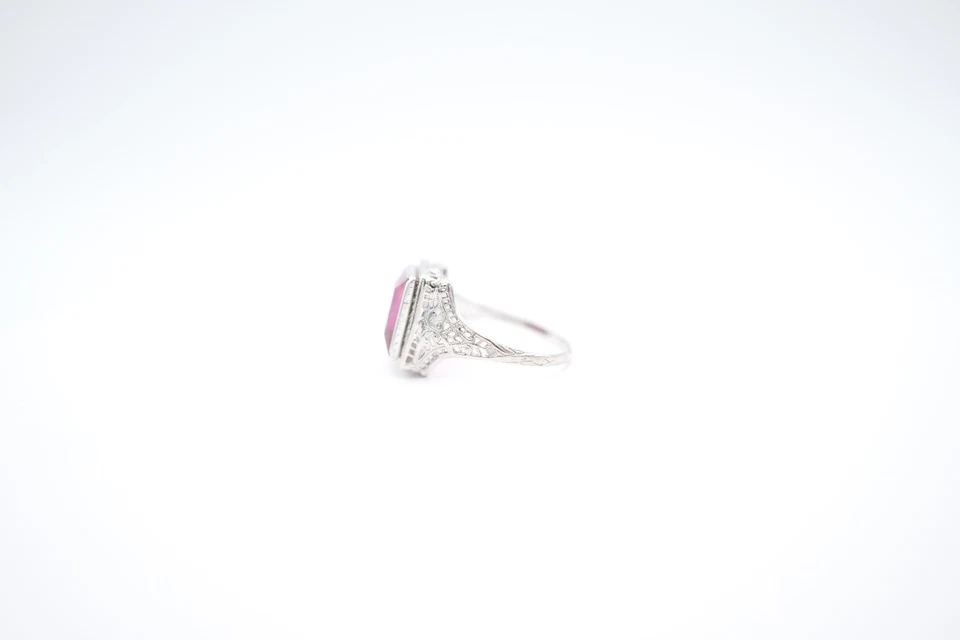 Anillo de filigrana Art Deco rubí creado en laboratorio corte esmeralda de oro blanco de 14K Foto 4 de 4