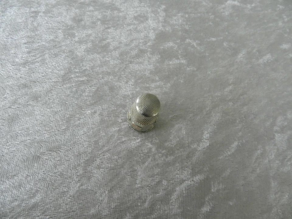 Ancien dé à coudre en argent massif et or / vermeil à décor d'une frise floral - Photo 4/4