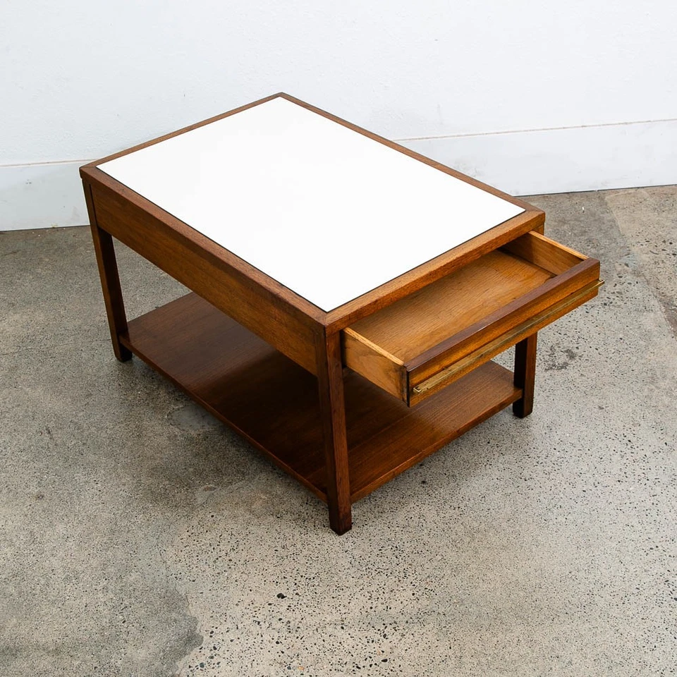 Mesita de noche moderna de mediados de siglo mesa auxiliar de nogal americano vintage con un cajón Foto 3 de 4