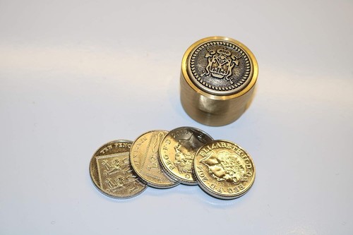 Münze durch Messing Zaubertrick 10p Version - Nahaufnahme Zaubertrick mit echten Münzen - Bild 5 von 6