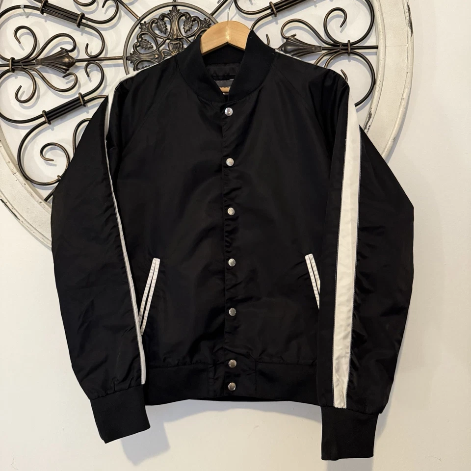 Классическая мужская нейлоновая куртка-бомбер Slate & Stone Varsity в полоску средний размер - Изображение 3 из 4