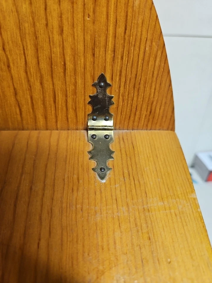 Caja de madera con tapa con bisagras y respaldo con diseño de corazón en madera Foto 3 de 4