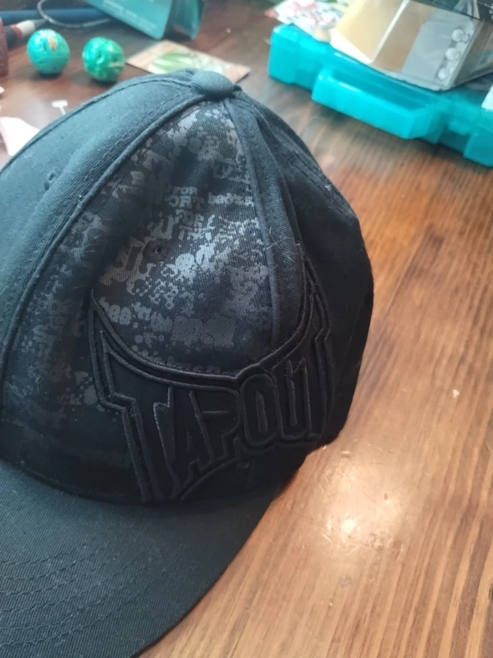 Gorra de béisbol Tapout totalmente negra ajustada talla pequeña mediana Foto 2 de 4