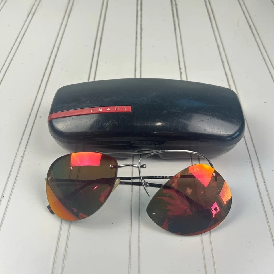 Óculos de sol aviador espelhado Prada Sport linha vermelha com estojo rígido preto, REPARO - Imagem 2 de 4