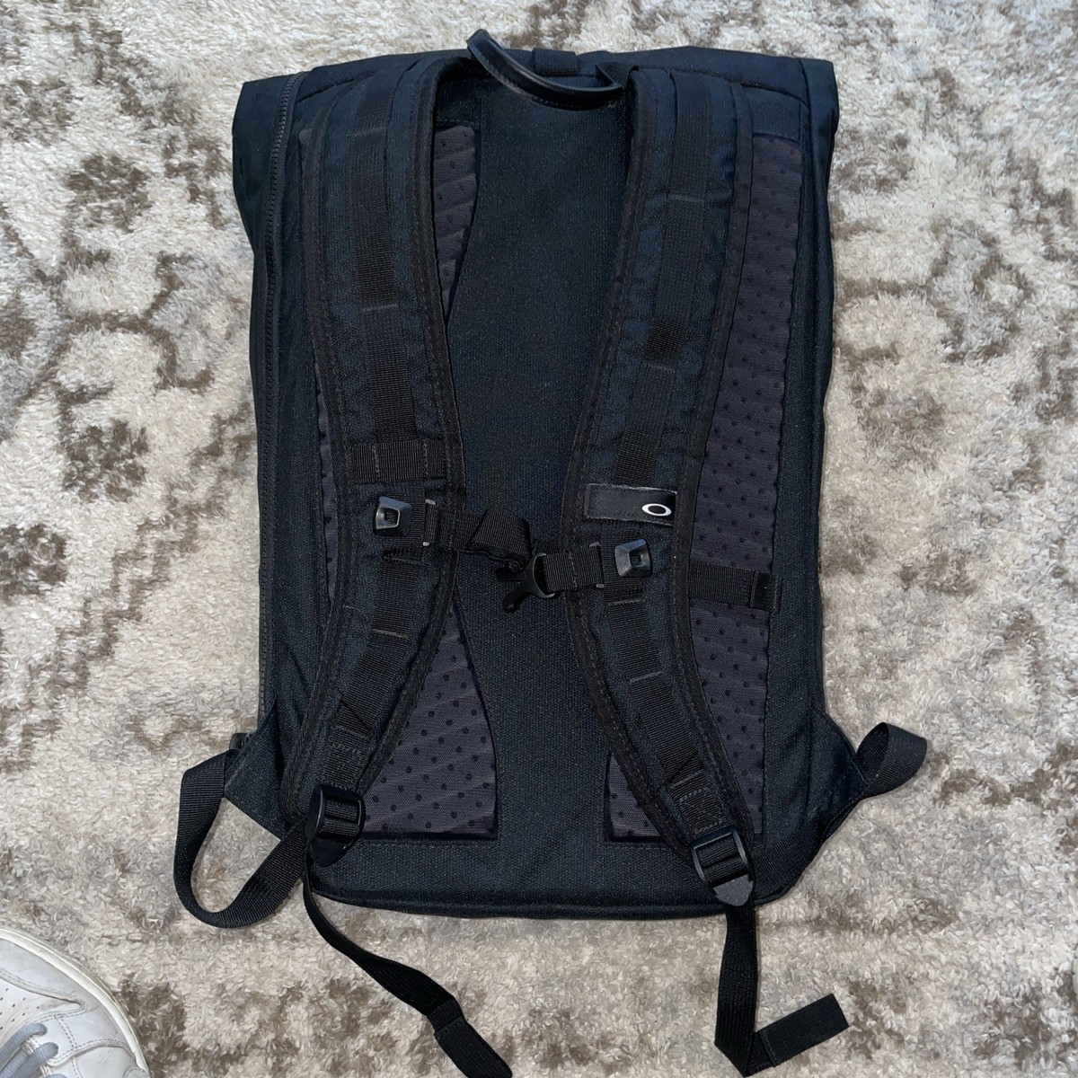 Oakley 92968 Voyage 23L Liter Nylon Roll-Top Backpack Black Zipper