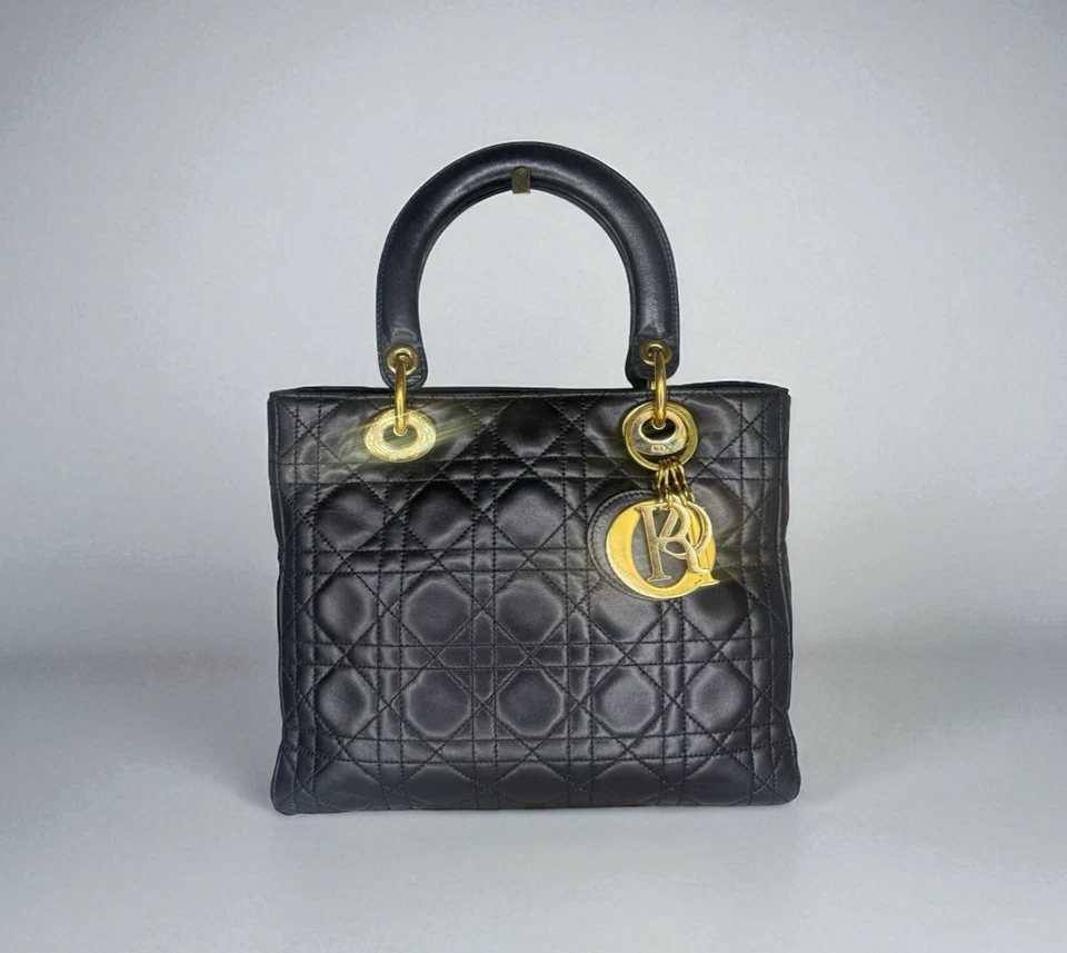 Bolso de hombro DIOR Lady Dior mediano acolchado de cuero negro con detalles dorados Foto 3 de 4