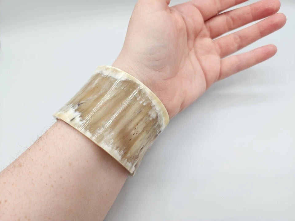 Brazalete brazalete ancho de cuerno tostado y crema Zeffira en bolsa de terciopelo Foto 3 de 4