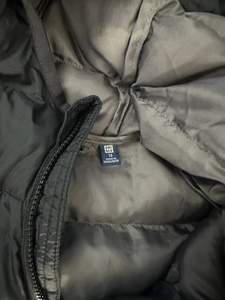 Chaqueta acolchada Uniqlo para niños talla 13 negra juvenil cremallera completa con capucha nailon Foto 2 de 4