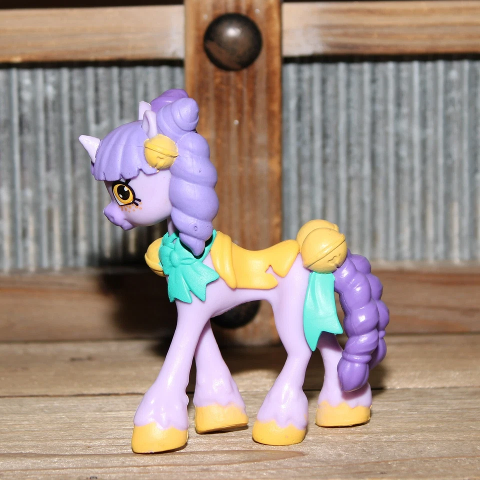 Boneco solto Shopkins Happy Places Rainbow Beach Ringa Bell Lil unicórnio - Imagem 3 de 4