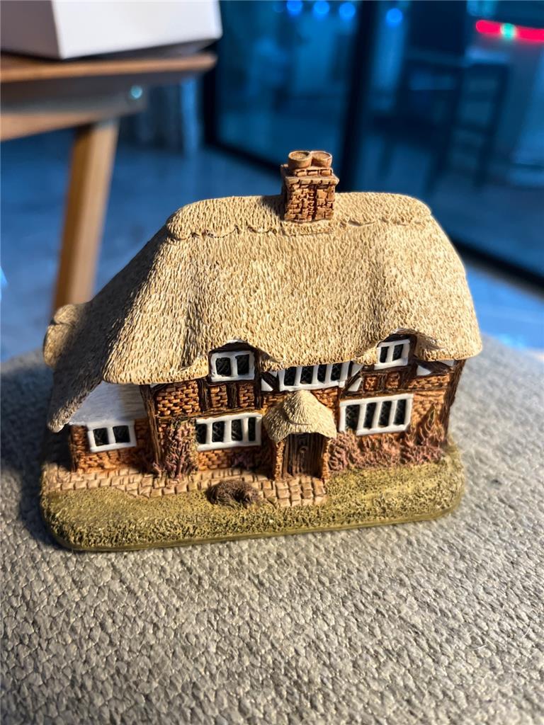 Lilliput Lane - Honeysuckle Cottage Lilliput Lane - Honeysuckle Cottage