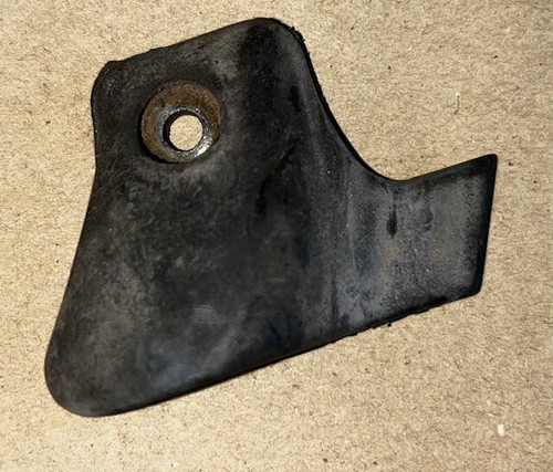 VW Passat 3B Anschlagpuffer Gummi Puffer Motorhaube rechts 3B0823434