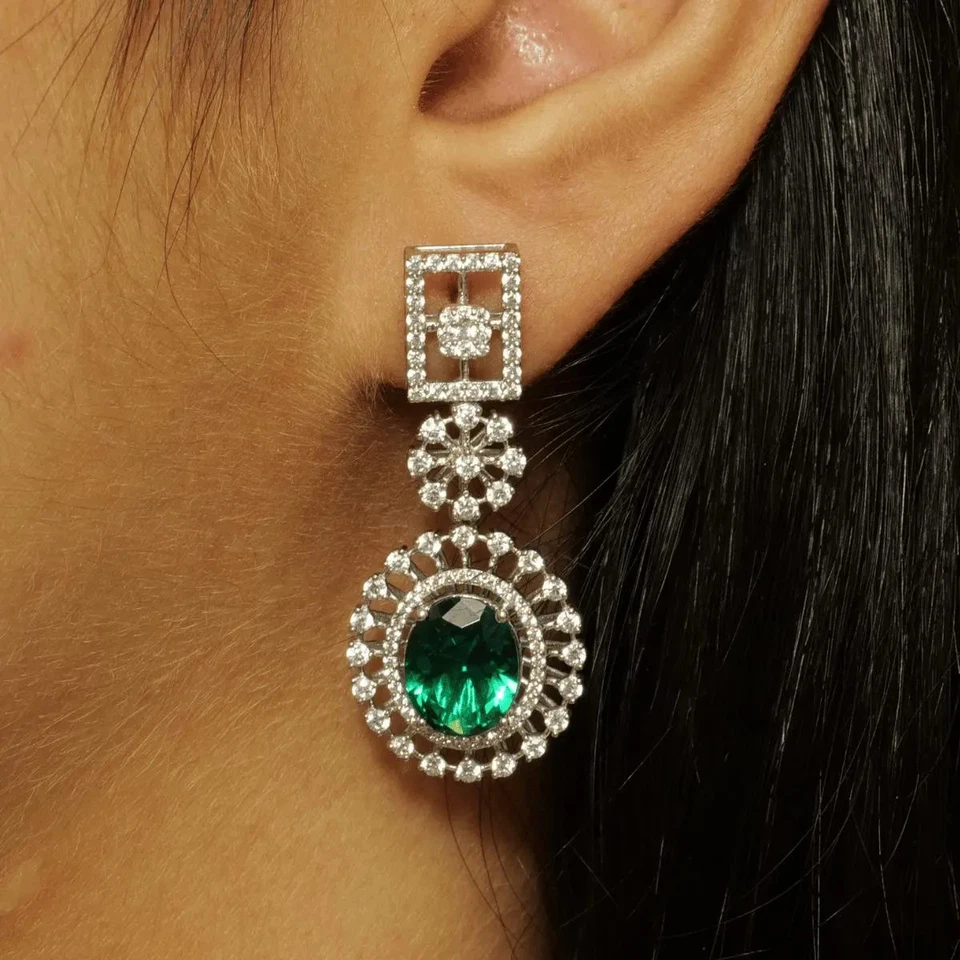 Juego de pendientes collar de diamantes esmeralda natural de 3,85 quilates diseño de halo floral de oro de 14 k Foto 4 de 4