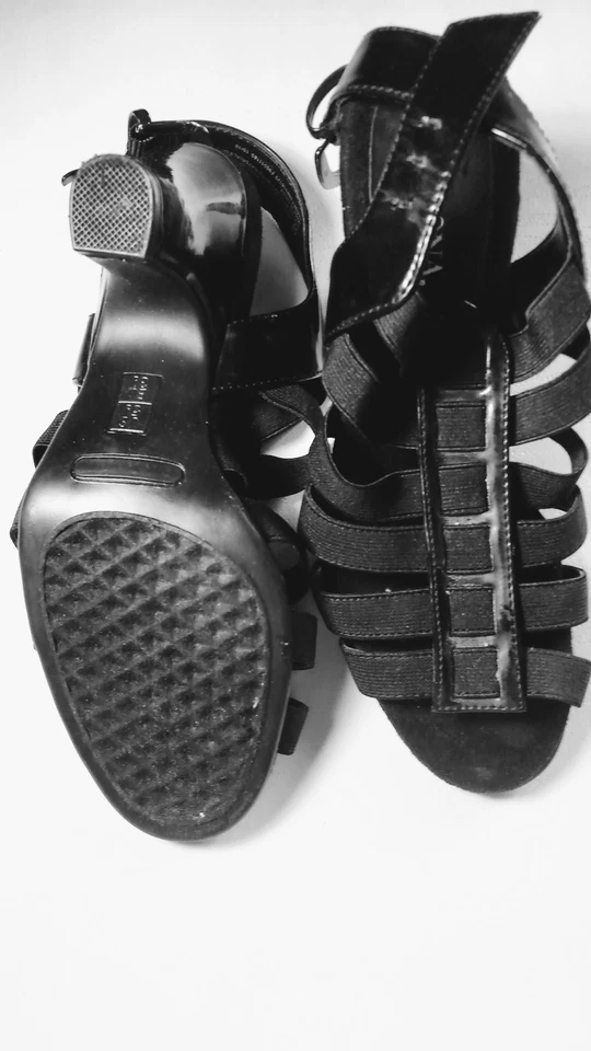 Sandálias femininas Merona pretas elásticas biqueira aberta com pin hill 5,5M - Imagem 2 de 3