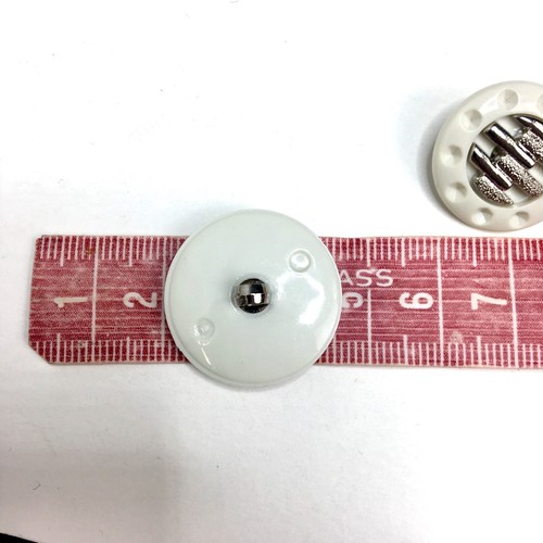 Round Shank Buttons X5 White & Silver - Geometric Retro Kitch Zip 16mm - Picture 3 of 4