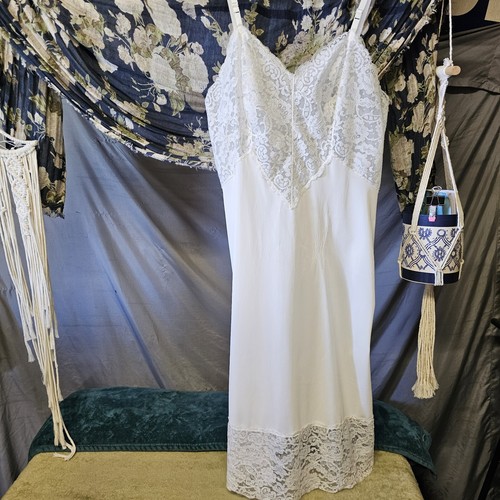 VINTAGE VANITY FAIR FULL SLIP 1960s WHITE w/ LOTS of WIDE LACE BANDS 34 ex cond - Picture 3 of 11