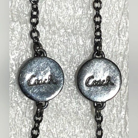 Collar largo de cadena de metal armado con logotipo de Coach Foto 4 de 4