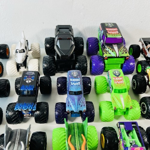 Paquete Monster Truck Hot Wheels Monster Jam escala 1:64 x 21 Zombie, Grave, Mutt - Imagen 8 de 24