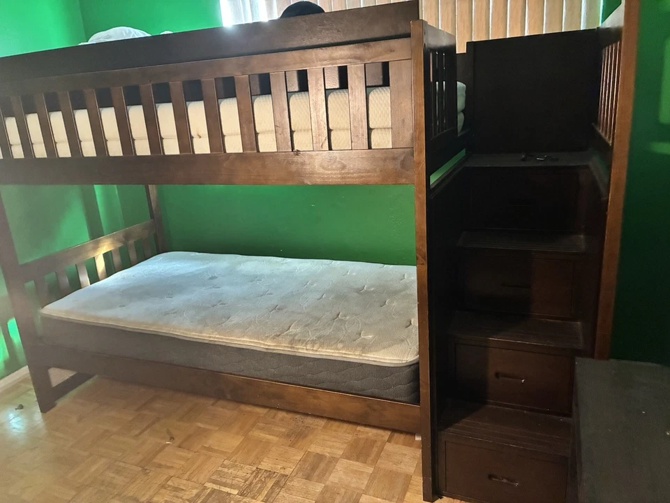 Beliche triplo de madeira com escadas de armazenamento e rodízio removível - Imagem 2 de 3