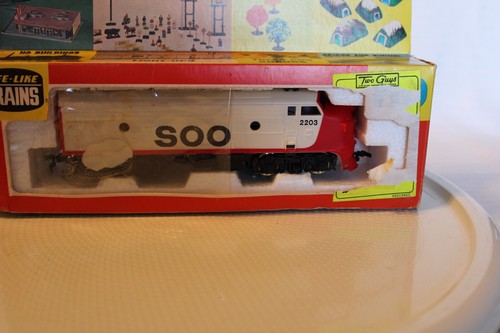 HO Scale Life-Like, F-7 Diesel Locomotive, Soo Line, White #2203 Vintage