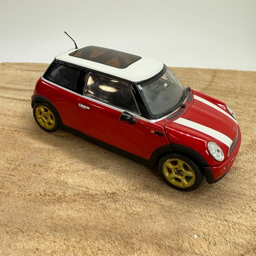 Paul's Model Art Minichamps Mini Cooper 1:43 Scale Red and White Mini Cooper