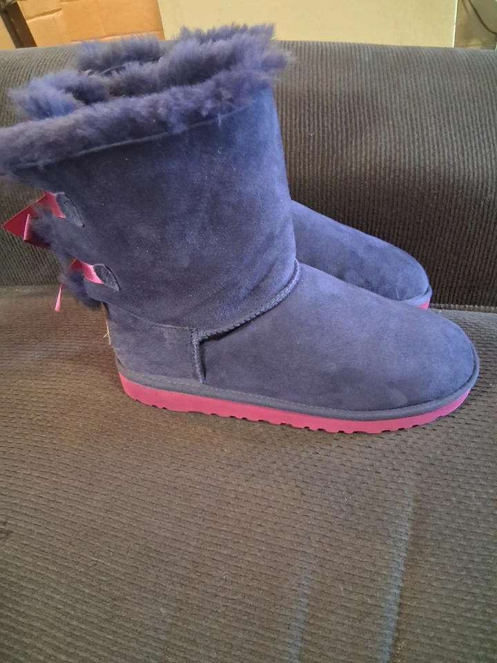 Botas de piel de gamuza UGGs Bailey Bow II cinta de terciopelo anochecer para mujer 6 Foto 3 de 4