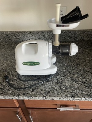 Omega 8004 Masticating Juicer White Electric 150W Juice Extractor Plastic