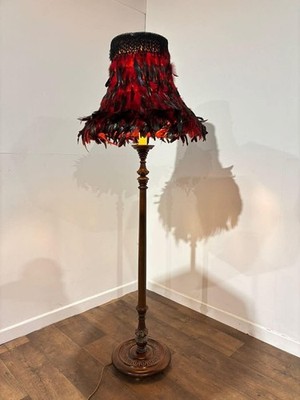 Vintage geschnitzte Stehlampe mit handgefertigtem Federschirm