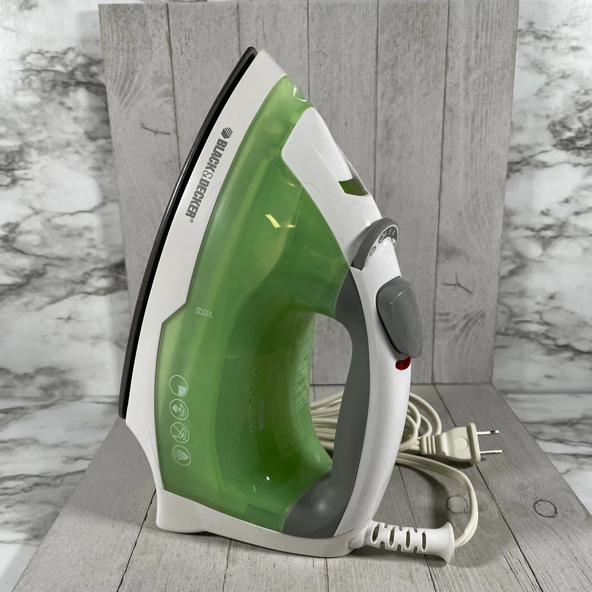 Black & Decker Lime Green Easy Steam Iron Compact - Model D340