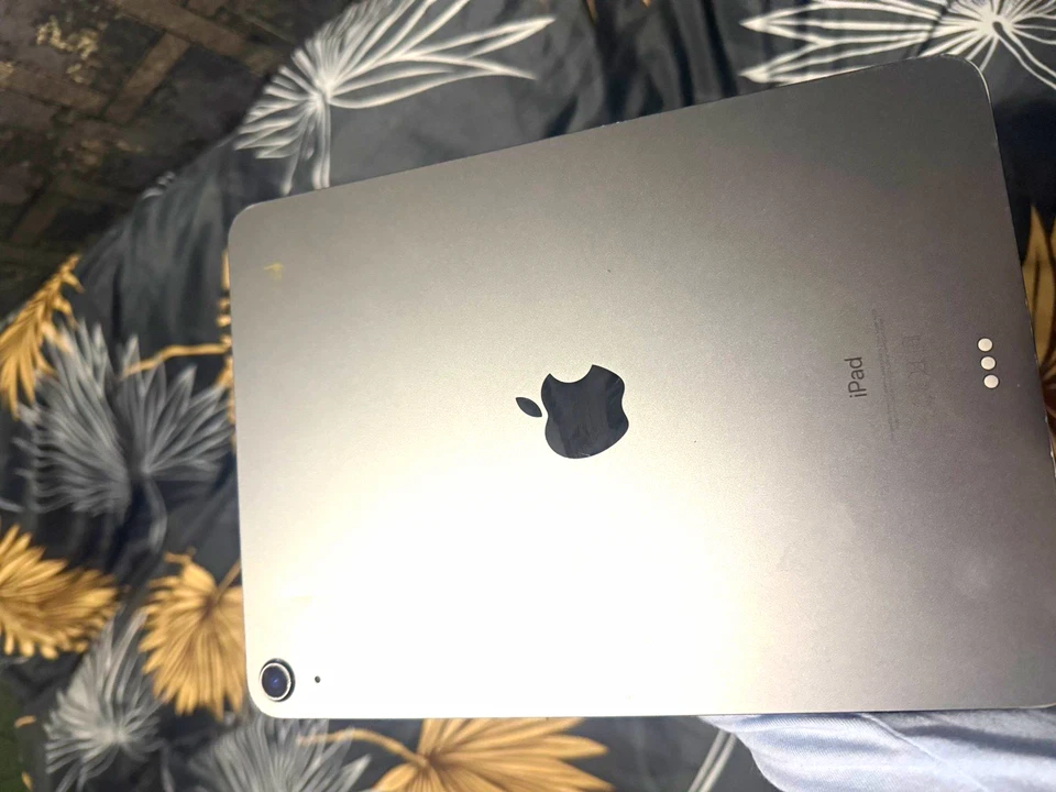 Apple iPad Air (4th generation) · 64GB · Wi-Fi, photo 1 of 5