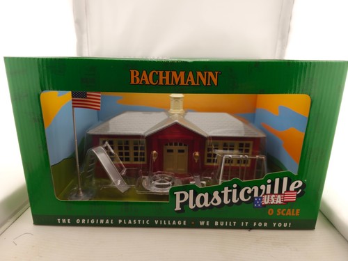 Casa escolar Bachmann Plasticville escala O 45304 con equipo de patio de recreo construido | Condition: New