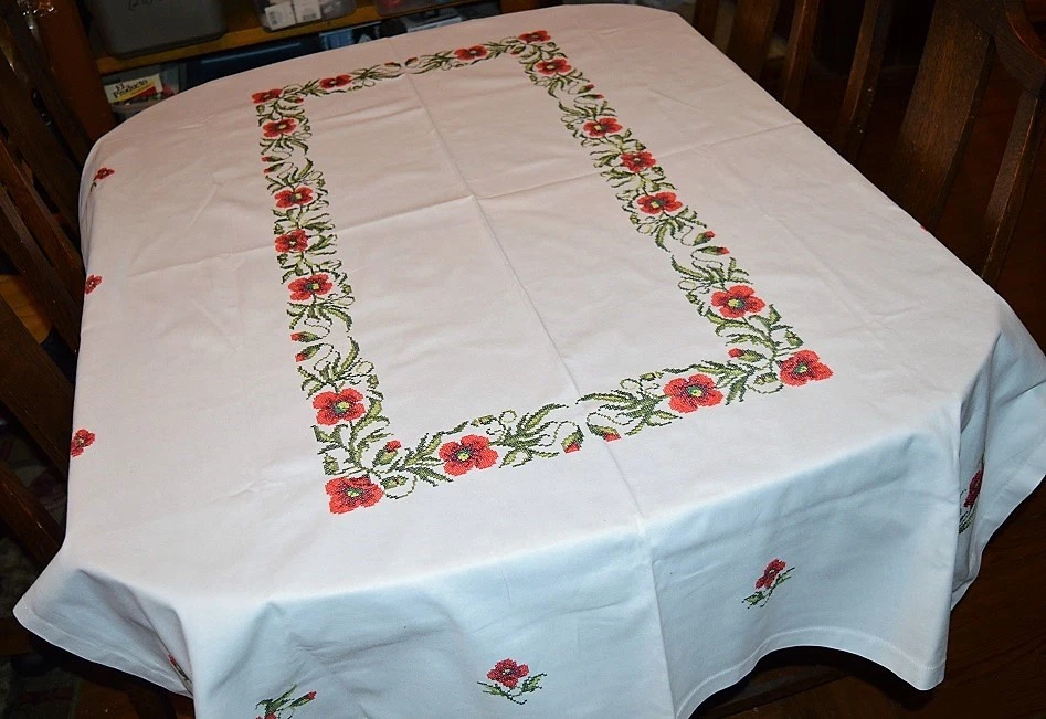 A TIME OF REMEMBRANCE WITH SPRING POPPY GARLAND! VTG GERMAN LARGE TABLECLOTH - Image 2 of 4