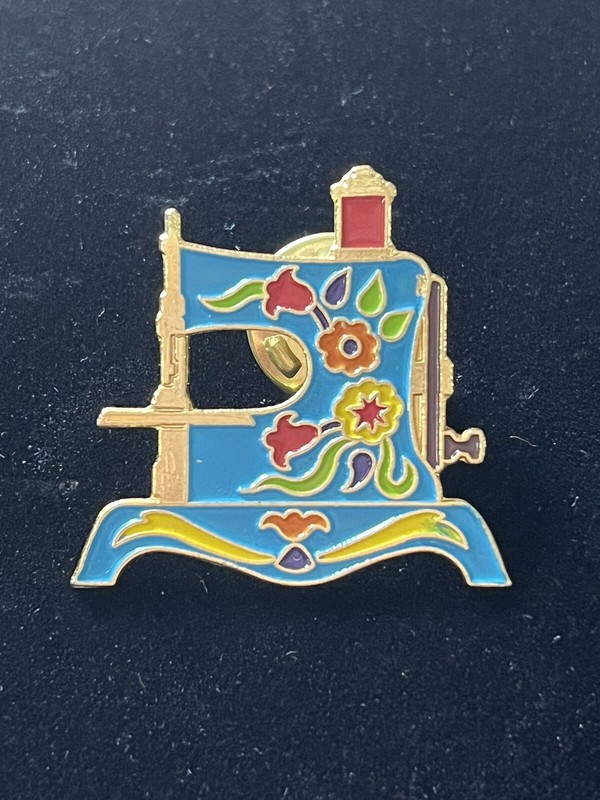 Vintage Clotilde #6 Lindstrom 1940 Sewing Machine Gold Tone Lapel Pin Brooch
