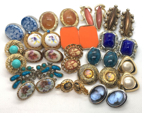 17 PRS VINTAGE CLIP EARRINGS W/COLORFUL INSETS! PORCELAIN, GLASS, PEARLS, LUCITE - Picture 1 of 6