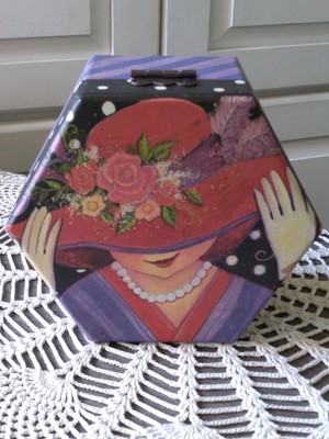 2003 BOB'S BOXES RED HAT TRINKET BOX HINGED WITH DIVIDED INTERIOR 6X6X3 INCHES