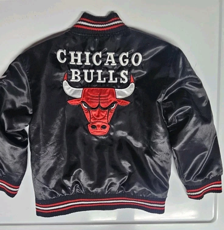 Chaqueta De Colección Chicago Bulls Diseño JH Bordada Negra Satén Juvenil Talla 4T Usada en Excelente Condición Foto 3 de 4