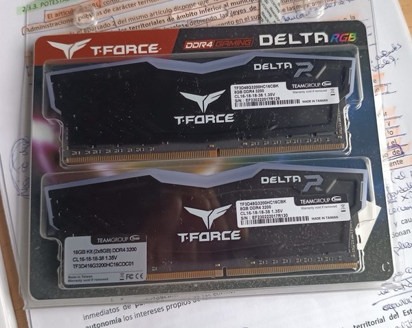 Memoria RAM DDR4 16GB (2x8GB) TeamGroup T-Force Delta RGB 3200MHz CL16 - Negro